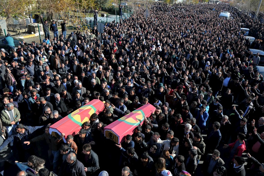 Trauerzug für zwei kurdische Männer, die bei der jüngsten Offensive des türkischen Staats ums Leben kamen.&nbsp;