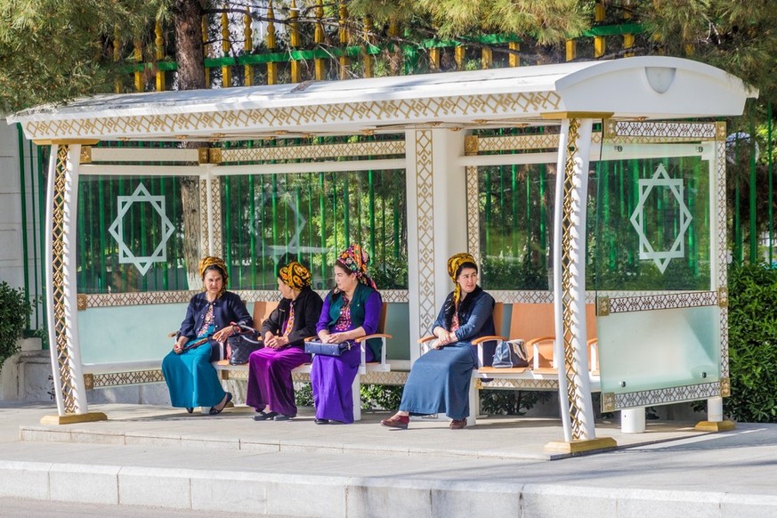 Frauen an einer Bushaltestelle in der turkmenischen Hauptstadt Asghabat.