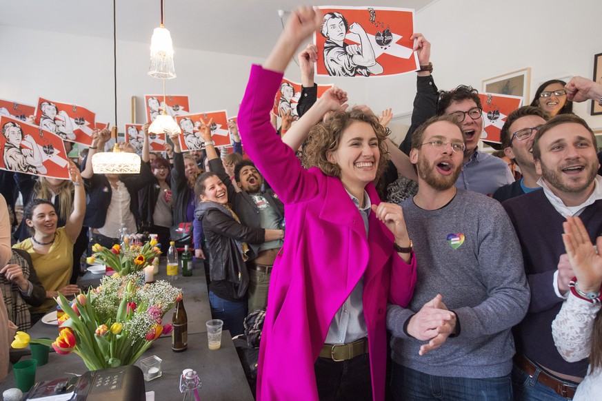 JAHRESRUECKBLICK 2016 - FEBRUAR - Flavia Kleiner, NGO-Komitee gegen die Durchsetzungsinitiative DSI, Mitte, und Gleichgesinnte freuen sich ueber die Ablehnung der DSI am Sonntag, 28. Februar 2016 im P ...