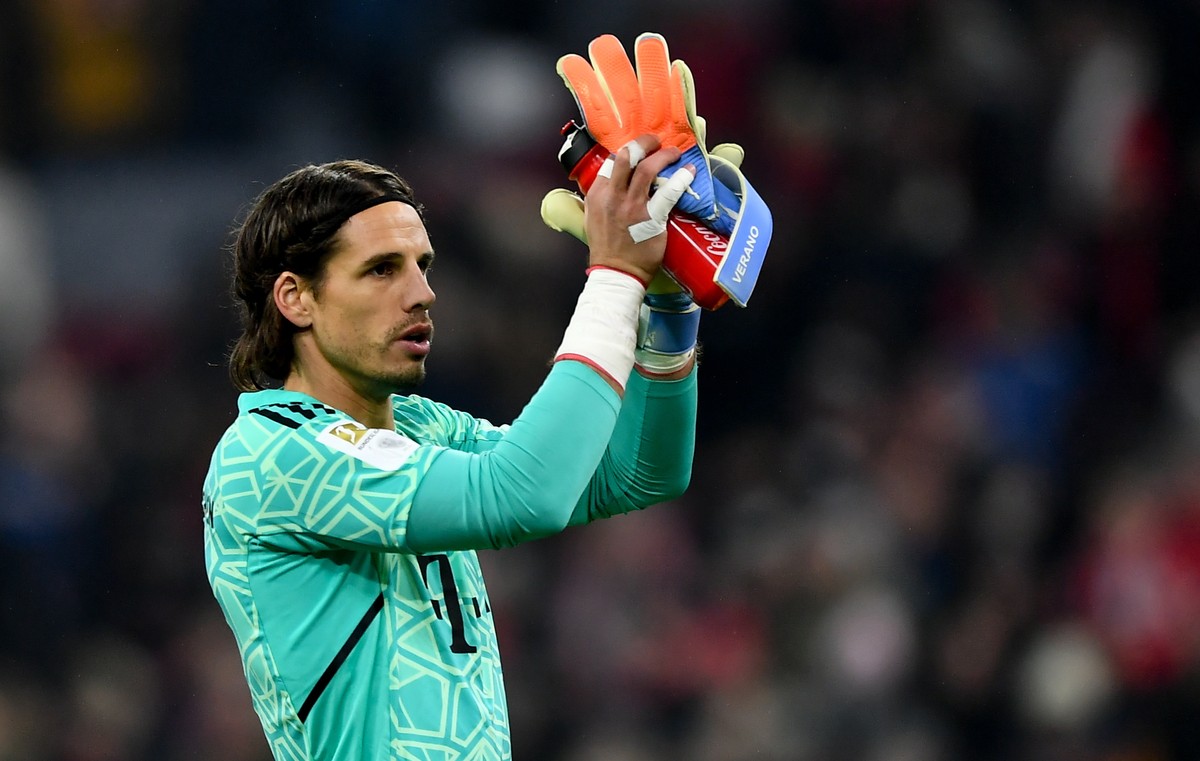 epa10427482 Bayern's goalkeeper Yann Sommer after the German Bundesliga soccer match between FC Bayern Munich and 1. FC Cologne in Munich, Germany, 24 January 2023. EPA/ANNA SZILAGY (ATTENTION: T ...