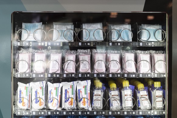 Atemschutzmasken im Verkaufsautomaten Selecta am Flughafen Zürich.