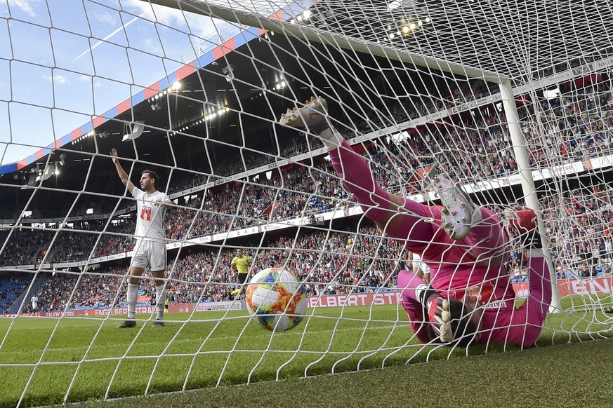 Luzerns Torhueter Marius Mueller liegt nach dem Tor zum 1-0 durch Basels Arthur Cabral im Netz, im Super League Spiel zwischen dem FC Basel und dem FC Luzern am Sonntag, 29. September 2019 im Stadion  ...