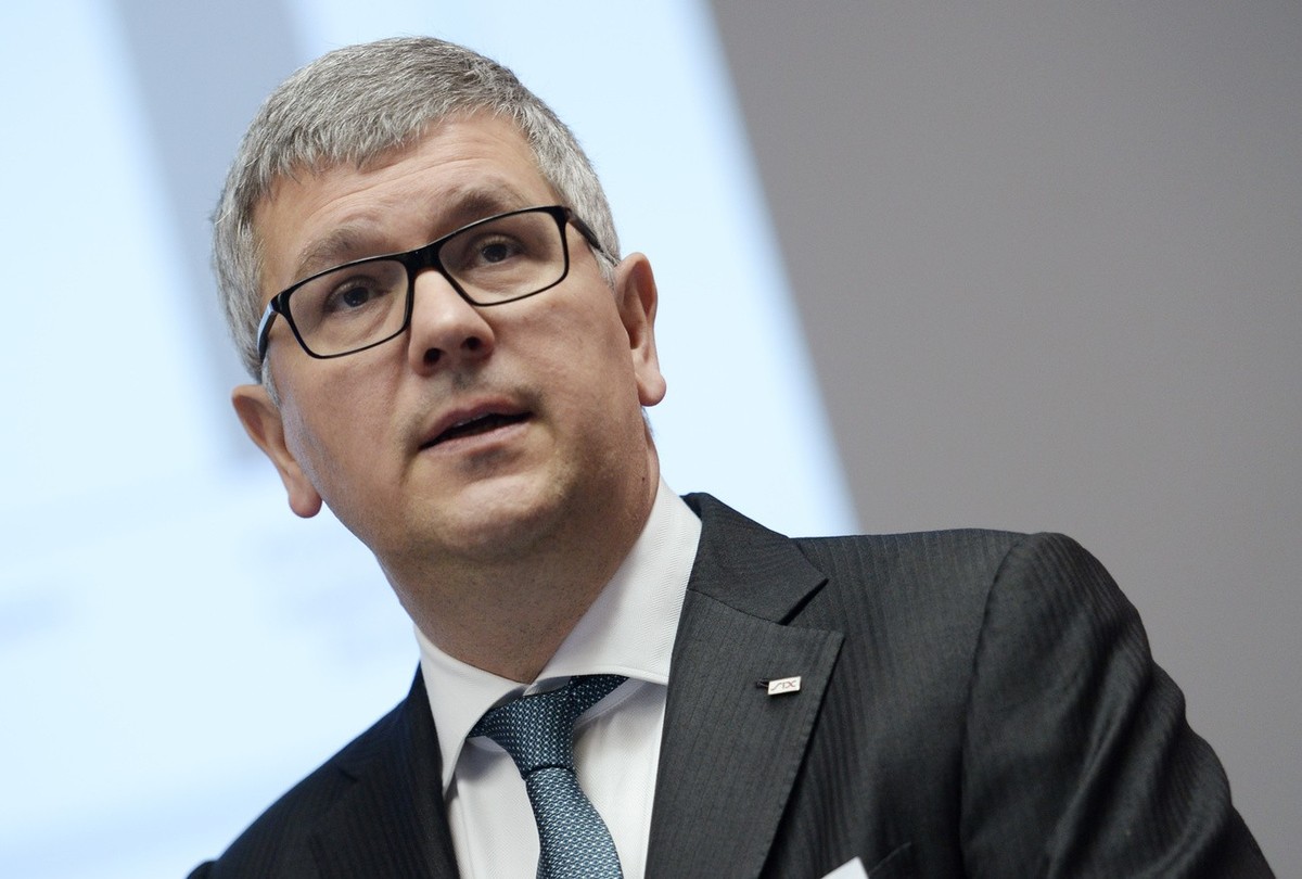Stefan Maeder, Group CFO SIX, referiert anlaesslich der Bilanzpressekonferenz, am Montag, 9. Maerz 2015, in Zuerich. Die Finanzmarktdienstleisterin und Boersenbetreiberin SIX hat 2014 die Ertraege in  ...