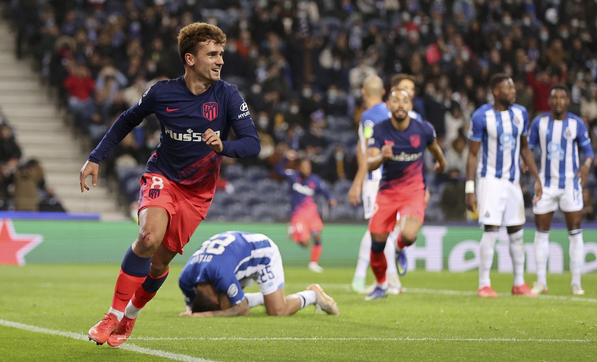 Atletico Madrid's Antoine Griezmann celebrates after scoring the opening goal during the Champions League Group B soccer match between FC Porto and Atletico Madrid at the Dragao stadium in Porto, ...