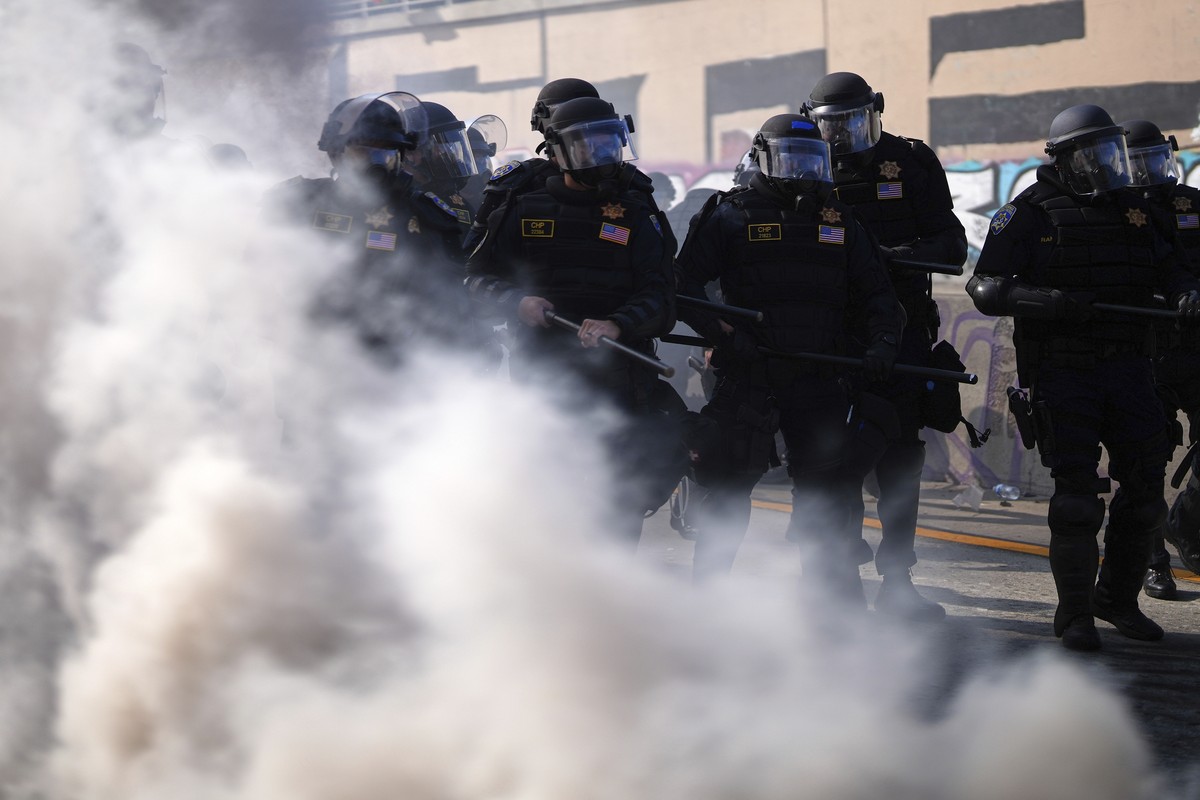 Police officers are seen on the 101 Freeway near the metropolitan detention center of downtown Los Angeles, Sunday, June 8, 2025, following last night's immigration raid protest. (AP Photo/Eric T ...