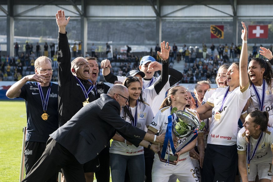 SFV Praesident Peter Gillieron, links, ueberreicht den Zuercher Spielerinnen den Pokal im Schweizer Fussball Frauen -Cupfinal zwischen dem BSC YB Frauen und dem FC Zuerich Frauen, am Ostersamstag, 20. ...