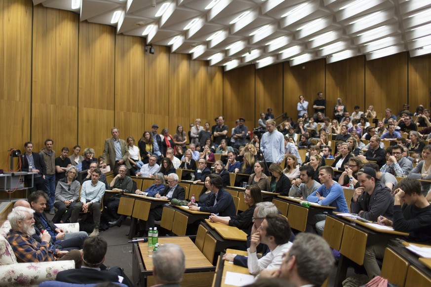 Round table conversation with American concept artist Dan Graham, sitting left front, Swiss architect Jacques Herzog, not visible, sitting left middle, and Liechtensteiner landscape architect Guenther ...