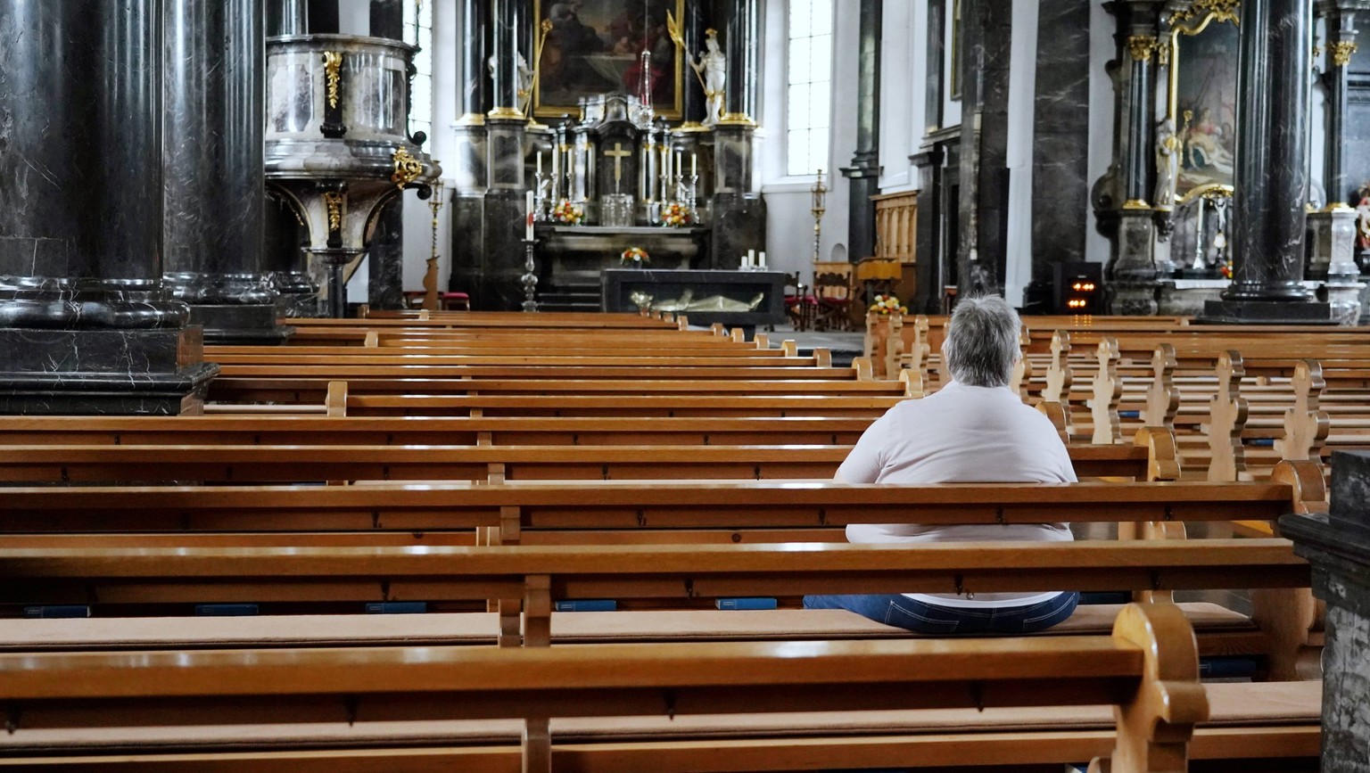 Foto Manuel Geisser 12.09.2023 Schweiz Zentralschweiz. Kirchen-Skandal : Bischoefe fuehlen sich schuldig. Bild : Glaeubige in einer Kirche *** Photo Manuel Geisser 12 09 2023 Switzerland Central Switz ...