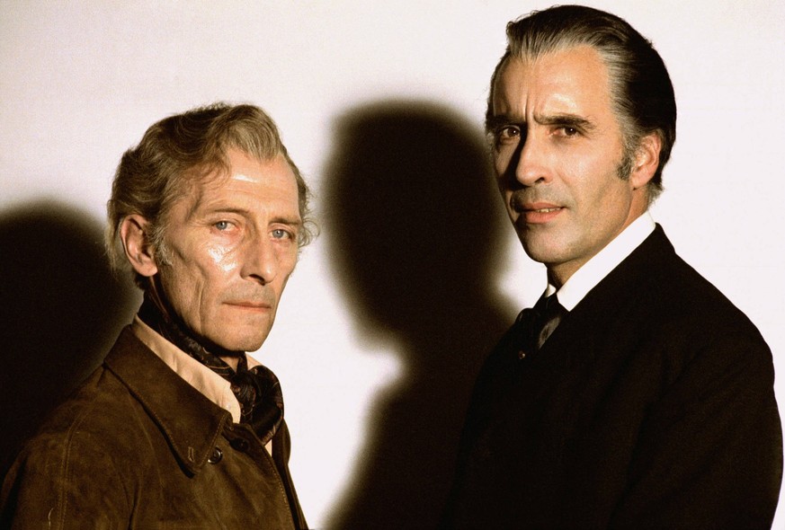 DRACULA A.D. 1972, Christopher Lee, Peter Cushing, 1972 Courtesy Everett Collection ACHTUNG AUFNAHMEDATUM GESCHƒTZT PUBLICATIONxINxGERxSUIxAUTxONLY Copyright: xCourtesyxEverettxCollectionx MSDDRAD EC0 ...