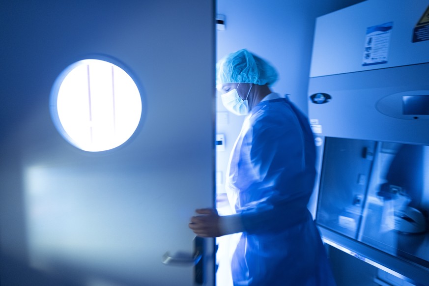Ein Labor-Mitarbeiter verlässt einen Reinraum im Zentrallabor des Stadtspitals Triemli.