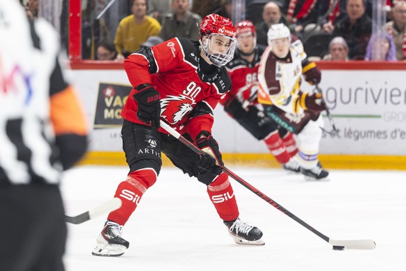 Theo Rochette (LHC) tire et marque un but (1:0), lors de l'Acte 2 des quarts de finale des play-offs du championnat suisse de hockey sur glace de National League entre Lausanne HC, LHC, et Geneve ...