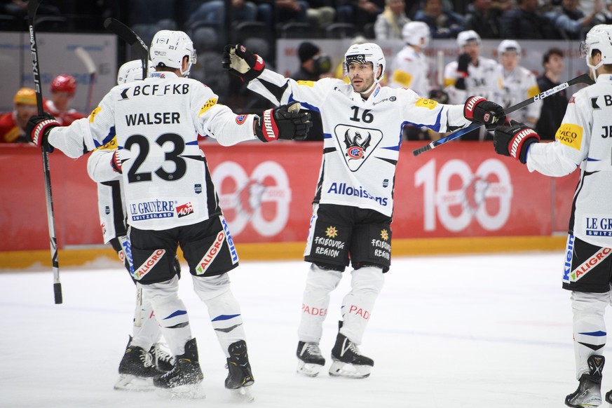 Le defenseur fribourgeois Raphael Diaz, droite, celebre le deuxieme but avec l&#039;attaquant fribourgeois Samuel Walser, gauche, lors de la rencontre du championnat suisse de hockey sur glace de Nati ...