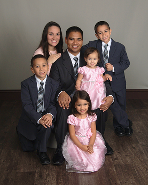 Das Pastorenpaar Joann und Roger Jimenez von der Verity Baptist Church mit ihren Kindern.