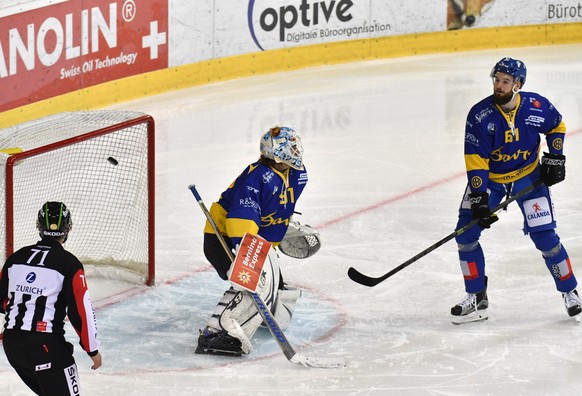 Der Davoser Fabian Heldner, rechts, schiesst ein Eigentor gegen seinen Torhueter Gilles Senn, waehrend dem Eishockey-Qualifikationsspiel der National League A zwischen dem HC Davos und dem EHC Biel, a ...