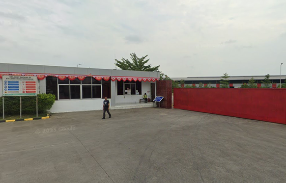 Der Eingang zum Fabrikgelände, wo auch Long Rich für On produziert. Cirebon Indonesien Schuhe