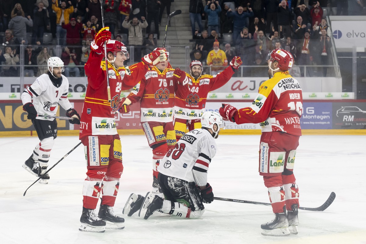 Fabio Hofer (EHCB), rechts, jubelt nach seinem Tor zum 3-2 mit Lias Andersson (EHCB), Jere Sallinen (EHCB), Anthony Greco (EHCB), von links, und Andrea Glauser (LHC), unten, beim Eishockey Meisterscha ...