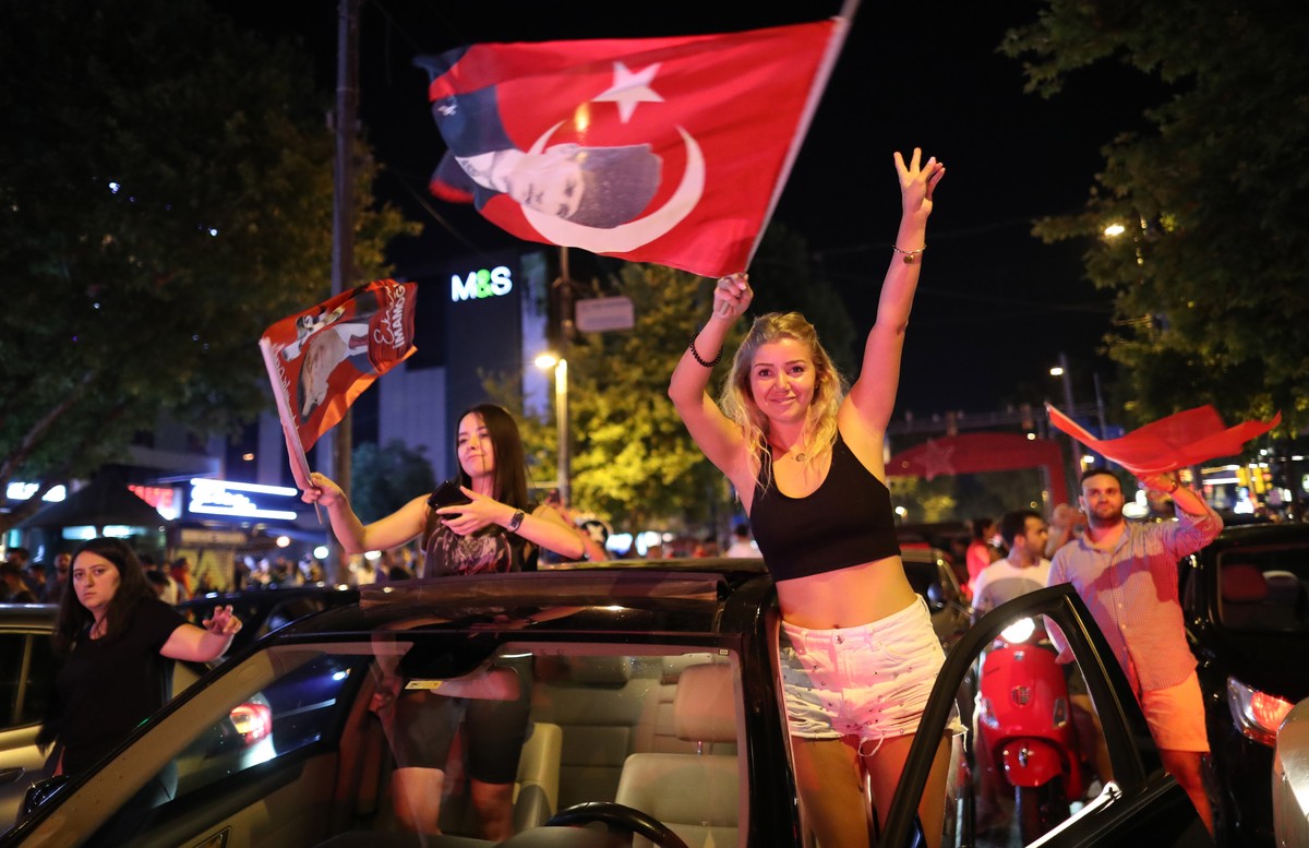 epa07669484 Supporters of Republican People's Party (CHP) candidate for mayor of Istanbul Ekrem Imamoglu celebrate after the Istanbul mayoral elections re-run, in Istanbul, Turkey, 23 June 2019.  ...