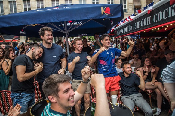 epa09285946 France team supporters react as they watch the UEFA EURO 2020 group F soccer match between Hungary and France at a bar venue in Paris, France, 19 June 2021. After France eases some of its  ...