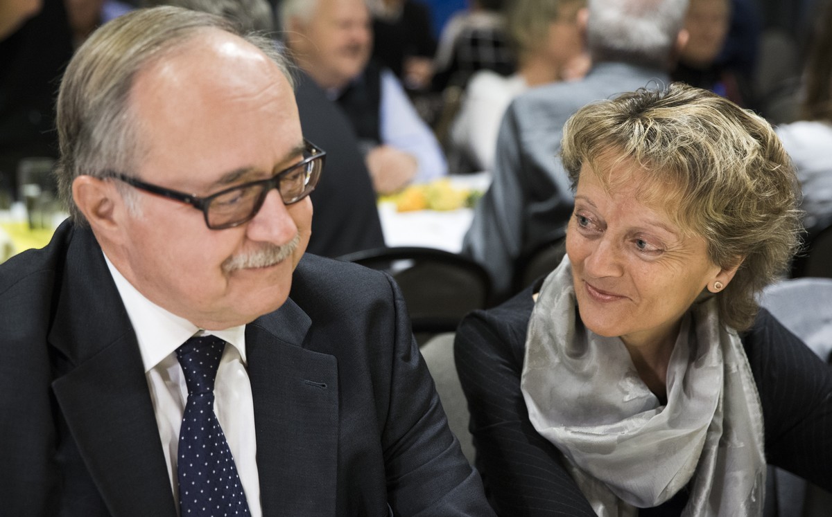 Bundesraetin Eveline Widmer-Schlumpf, rechts, diskutiert mit Alt Bundesrat Samuel Schmid, links, waehrend der Delegiertenversammlung der BDP Schweiz, in Bern, am Samstag, 31. Oktober 2015. (KEYSTONE/P ...