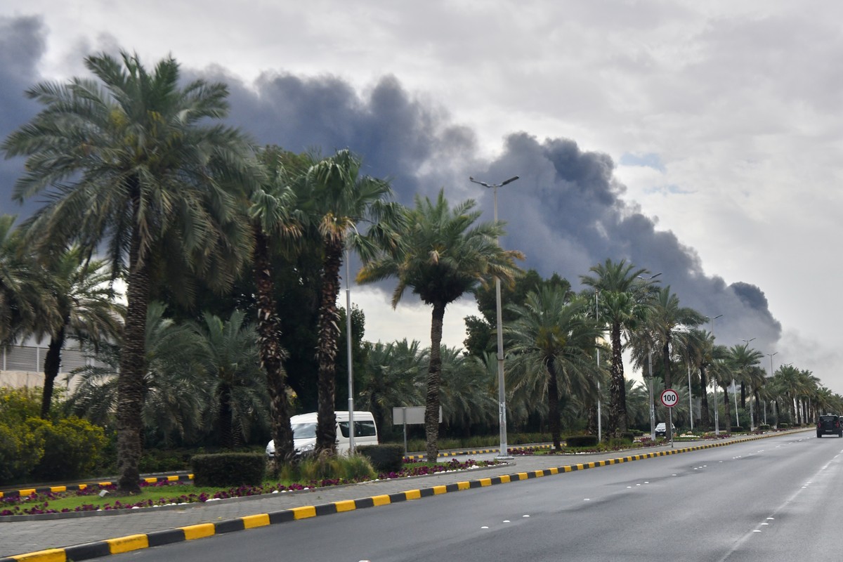 Smoke rises from Kuwait international airport after a drone strike on fuel storage in Kuwait City, Kuwait, Friday, Wednesday, March 25, 2026. (AP Photo)
Kuwait Iran US