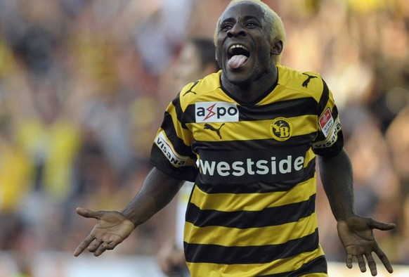 YB Spieler Seydou Doumbia freut sich ueber sein drittes Tor zum 4:0 im Spiel der Schweizer Fussball Super League des BSC Young Boys gegen den FC Aarau am Sonntag, 4. Oktober 2009, im Stade de Suisse W ...