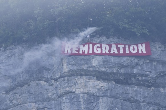 Eine Protestkundgebung hoch ueber dem Ruetli auf Seelisberg, anlaesslich des Fraktionsausflug der SVP Schweiz in die Zentralschweiz wie hier auf den Rutli am Urnersee, am Mittwoch, 11, Juni 2025. (KEY ...