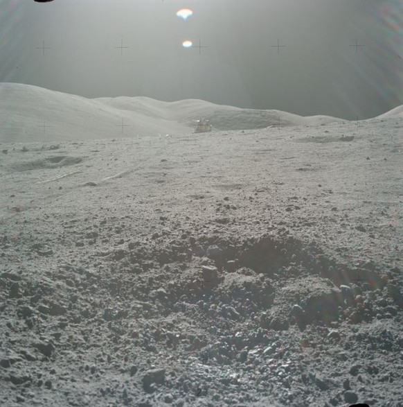 Der Krater, in dem die Apollo-17-Crew 1972 Einschlagsglas gefunden hat. Im Hintergrund die Landefähre. 