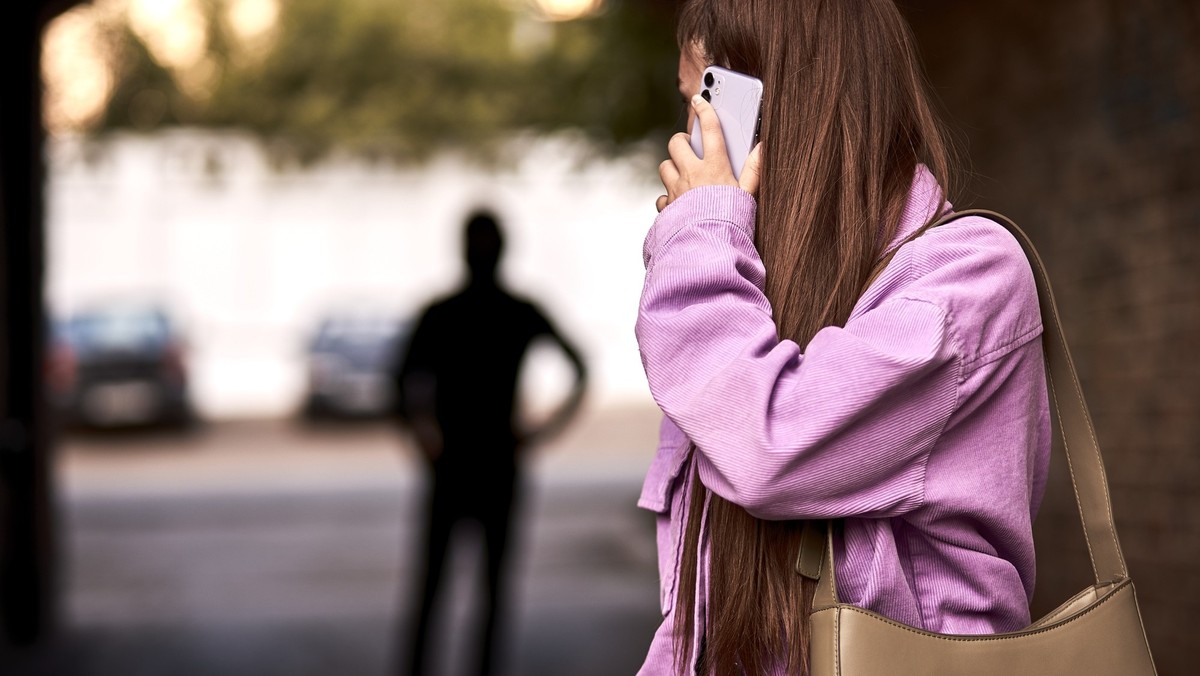 Weibliches Stalking-Opfer wird auf offener Strasse verfolgt.