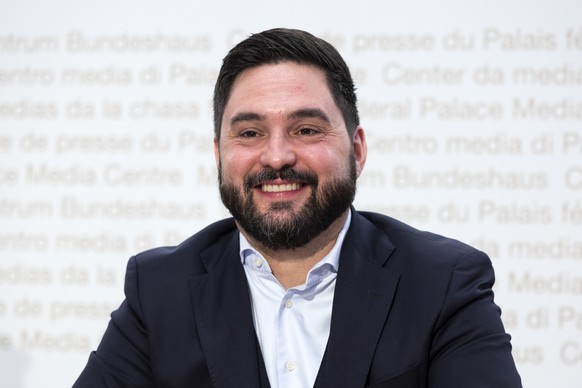Cedric Wermuth, Co-Praesident der SP Schweiz, waehrend einer Medienkonferenz zur Lancierung der Kampagne der Klimafonds-Initiative, am Dienstag, 13. Januar 2026, in Bern. (KEYSTONE/Peter Klaunzer)