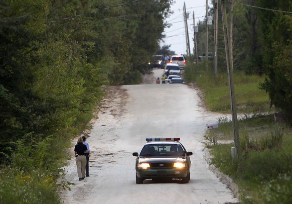 Polizisten in der Nähe des Tatorts in Bell, Florida. Der mutmassliche Täter war der Polizei wegen «früherer Vorfälle» bekannt.