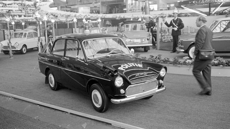 Anefo photo collection. 46th persons Automotive exhibition in RAI, no. 14 DAF police car. February 6, 1963. Amsterdam, Noord-Holland Copyright: xpiemagsx pienatarchpart216092021-68016 ACHTUNG AUFNAHME ...