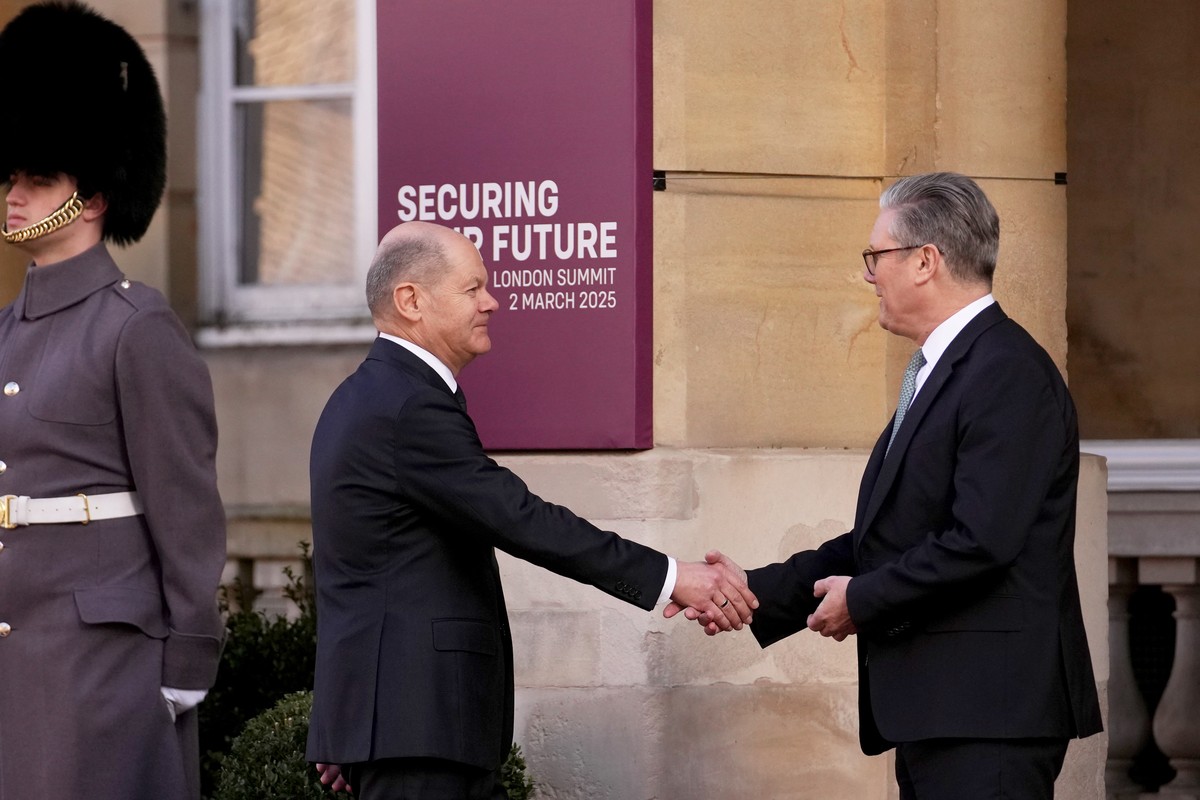 epa11934698 Britain's Prime Minister Keir Starmer (R) greets Germany's Chancellor Olaf Scholz as he arrives for a summit on Ukraine at Lancaster House in London, Britain, 02 March 2025. Star ...