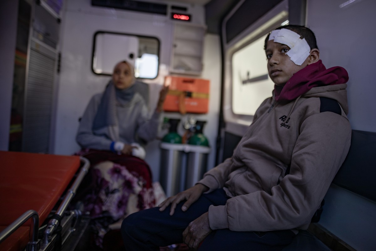 epaselect epa11867333 Injured Palestinians inside an ambulance awaiting transportation to the Rafah crossing to leave the Gaza Strip for treatment abroad, amid a ceasefire between Hamas and Israel, in ...