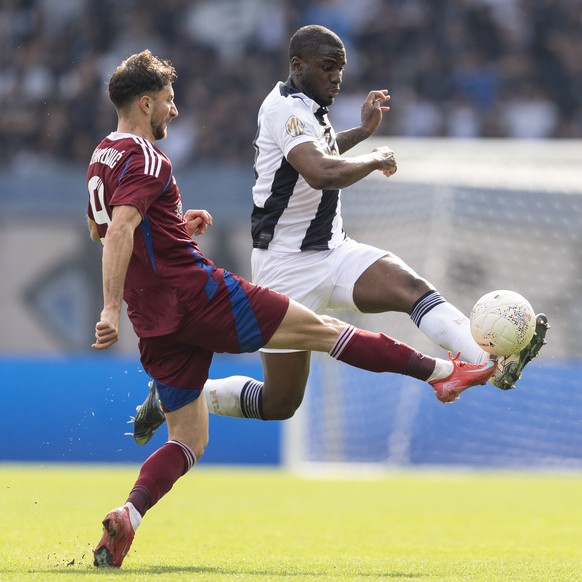 Miroslav Stevanovic (SFC) (links) kaempft um den Ball mit Calixte Ligue (FCZ) (rechts) im Fussball Meisterschaftsspiel der Swiss Super League zwischen Zuerich, FCZ, und Servette FC, SFC, vom Sonntag,  ...