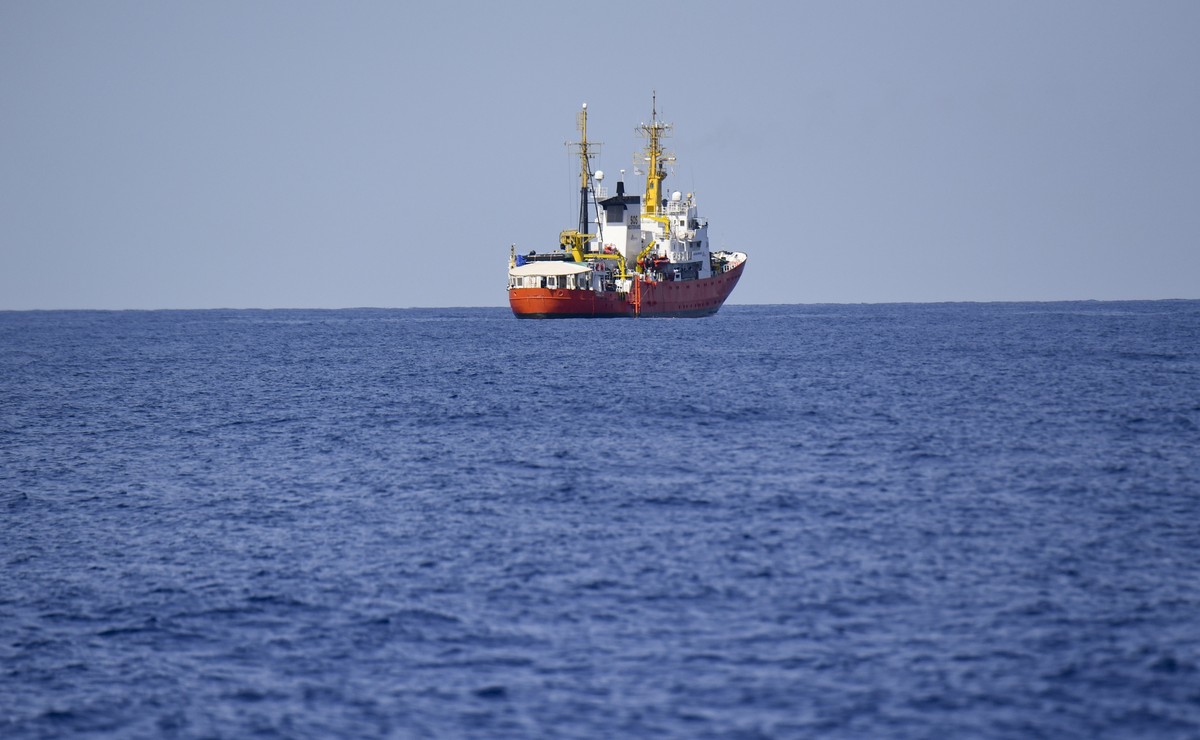 BILDPAKET -- ZUM JAHRESRUECKBLICK 2018 INTERNATIONAL, STELLEN WIR IHNEN HEUTE FOLGENDES BILDMATERIAL ZUR VERFUEGUNG -- The French NGO "SOS Mediterranee" Aquarius ship is seen in the Mediterr ...