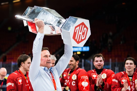 190205 Head coach Roger R�nnberg of Fr�lunda celebrates with the trophy after the CHL final between Fr�lunda and Red Bull M�nchen on February 5, 2019 in Gothenburg. Photo: Mathias Bergeld / BILDBYRAN  ...