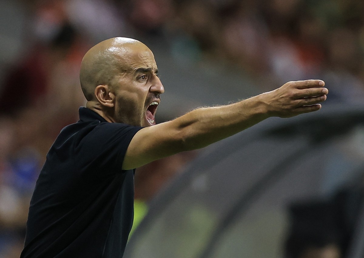 epa11538330 Braga's head coach Daniel Sousa reacts during their UEFA Europa League 3rd pre qualifying first round soccer match, at Braga Municipal stadium, in Braga, Portugal, 08 August 2024. EPA ...