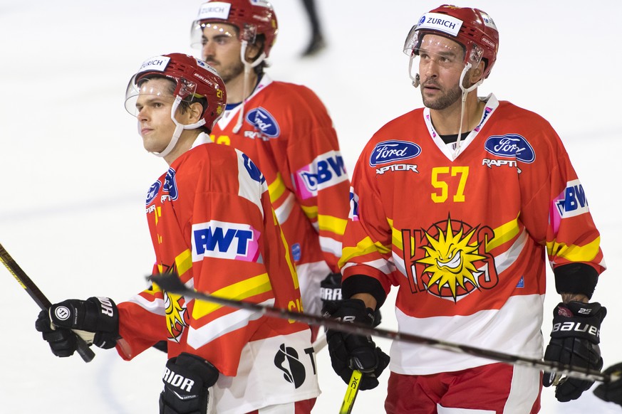 Le defenseur sierrois Goran Bezina, droite, et l&#039;attaquant sierrois Eric Castonguay, gauche, montrent leur deception a la fin du premier tour de Coupe Suisse, Swiss Ice Hockey Cup, de hockey sur  ...