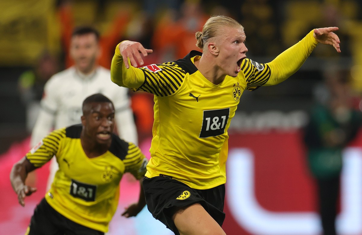 epaselect epa09432916 Dortmund's Erling Haaland celebrates after scoring the 3-2 lead during the German Bundesliga soccer match between Borussia Dortmund and TSG 1899 Hoffenheim in Dortmund, Germ ...