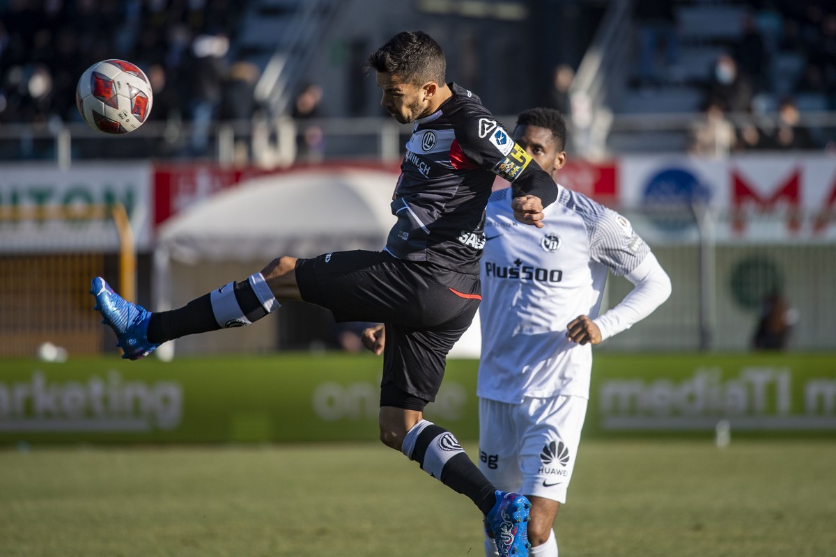 Lugano's player Sabbattini Jonathan and Young Boys' player Jordan Siebtcheu, from left, fight for the ball, during the Super League soccer match FC Lugano against BSC Young Boys, at the Corn ...