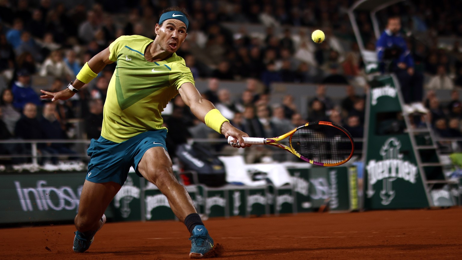 epa09988837 Rafael Nadal of Spain plays Novak Djokovic of Serbia in their men?s quarterfinal match during the French Open tennis tournament at Roland ?Garros in Paris, France, 01 June 2022. EPA/YOAN V ...