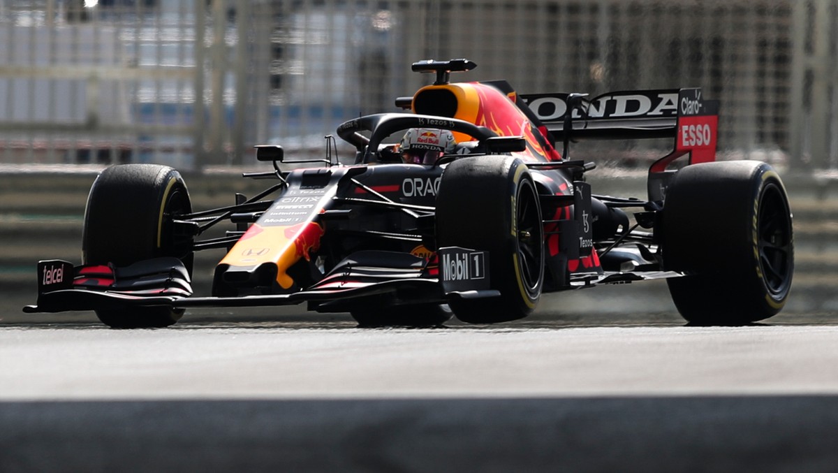 epa09641302 Dutch Formula One driver Max Verstappen of Red Bull Racing in action during the Formula One Post-season test session at Yas Marina Circuit in Abu Dhabi, United Arab Emirates, 14 December 2 ...