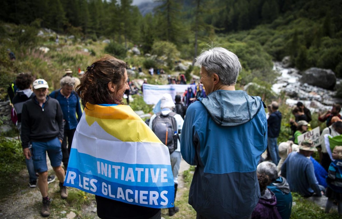 Des personnes manifestent lors d'un "hommage a nos glaciers", une commemoration pour les glaciers disparus au pied du glacier du Trient organise par l?Alliance Climatique et de nombreus ...