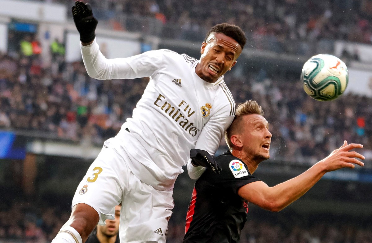 epa08138804 Real Madrid's Eder Militao (L) in action against Sevilla FC's Luuk de Jong during a Spanish LaLiga soccer match between Real Madrid and Sevilla FC at the Santiago Bernabeu stadiu ...