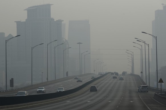 epa08171663 Vehicles travel on a main road as air pollution reduces visability in Beijing, China, 28 January 2020. EPA/WU HONG