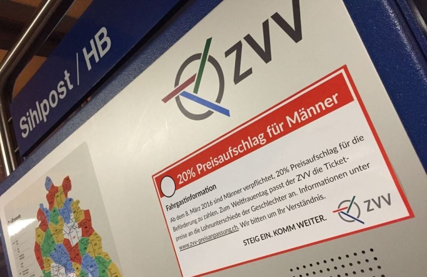 Ein grosser Aufkleber auf Billettautomaten in Zürich kündigt um 20 Prozent höhere Fahrpreise für Männer an.