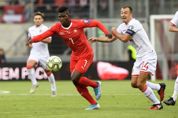 Switzerland&#039;s forward Breel Embolo, left, fights for the ball with Gibraltar&#039;s defender Roy Chipolina, right, during the UEFA Euro 2020 qualifying Group D soccer match between the Switzerlan ...