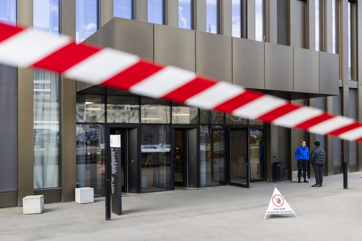 Security guard photographed during the public prosecutor of the canton of Valais, following the deadly fire at the "Le Constellation", in Sion, Switzerland, Wednesday, May 13, 2026. 41 peopl ...