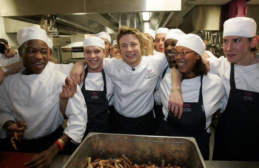British Chefcook Jamie Oliver (C) and his kitchenbrigade, in the kitchen of the new restaurant &#039;Fifteen&#039; in Amsterdam, on Tuesday 14 December 2004. Fifteen is the second restaurant in Amster ...