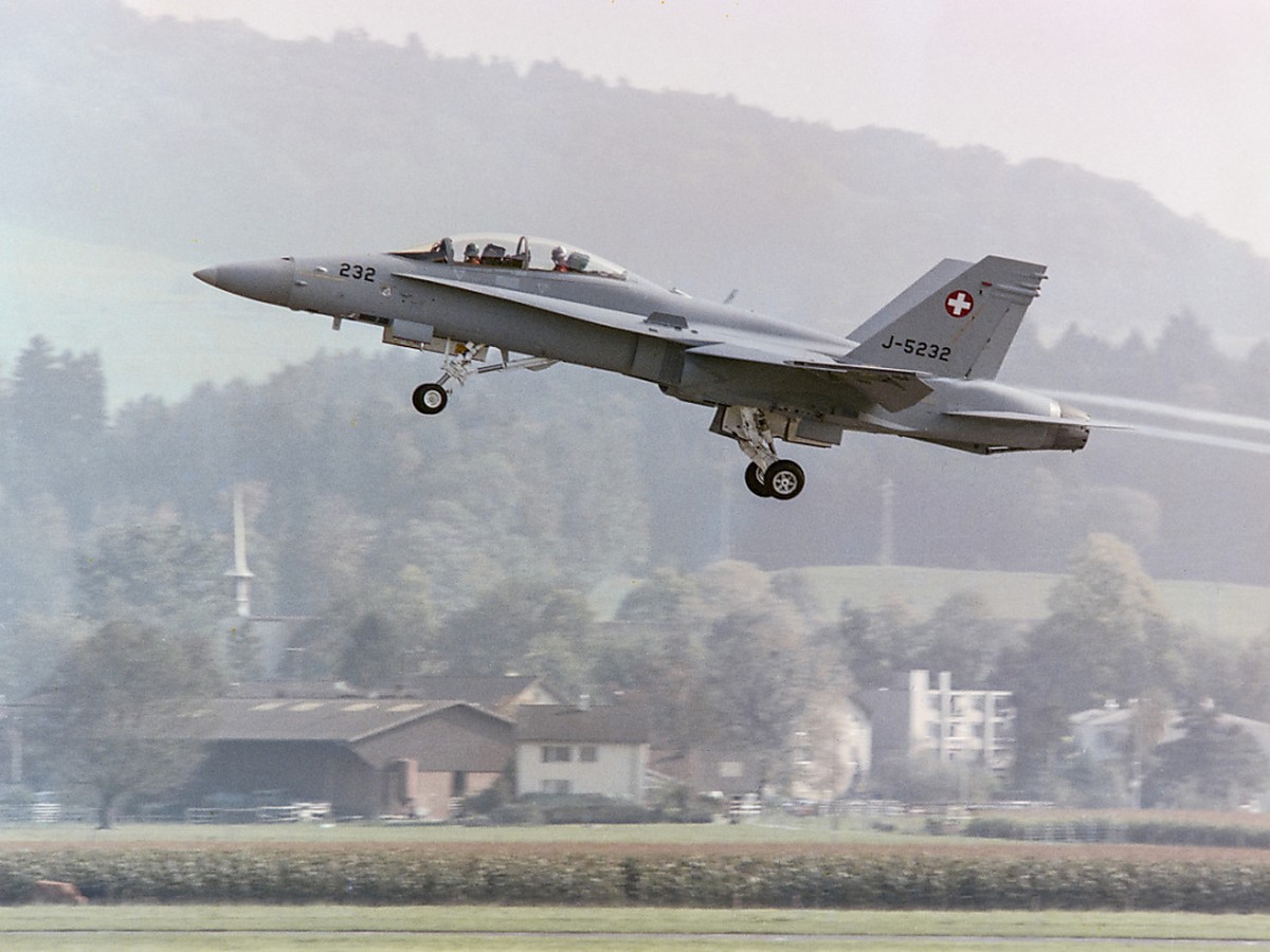 Deux F/A-18 de l'armée suisse ont assuré jeudi une opération de police aérienne. (Archive)